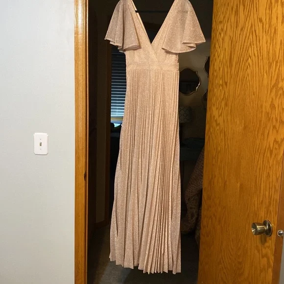 Mother of bride or groom dress. Quiz long gown in pink shimmer, US 6. - Picture 2 of 7